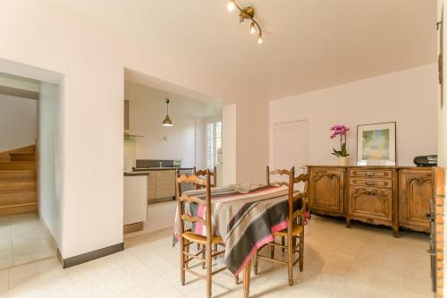 une cuisine et une salle à manger avec une table et des chaises dans l'établissement Le gite de l'orvin, à Courgenay
