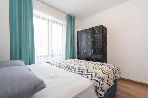 sypialnia z łóżkiem i dużym oknem w obiekcie Zeus Suit Görükle w mieście Nilüfer
