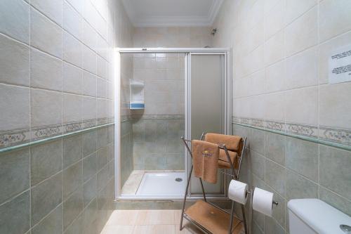 y baño con ducha y lavamanos. en Mireya Apartment, en Playa Blanca