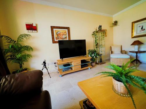 Spacious 3-Bedroom Apartment with Padel and Free Parking