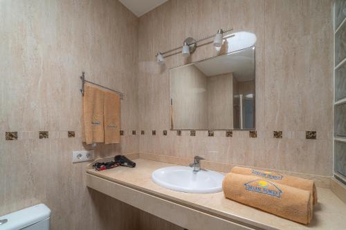 プラヤ・ブランカにあるPlaya Flamingo Cのバスルーム(洗面台、鏡付)