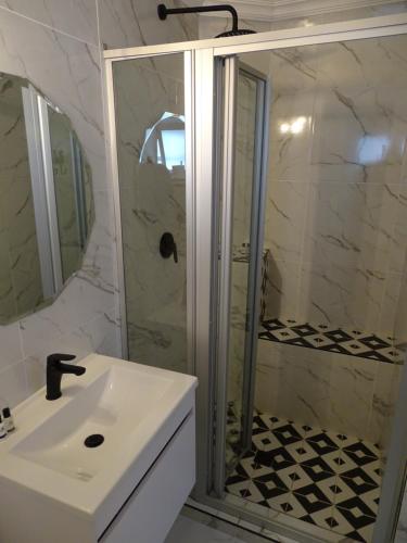 Un baño de Big Skies Guesthouse