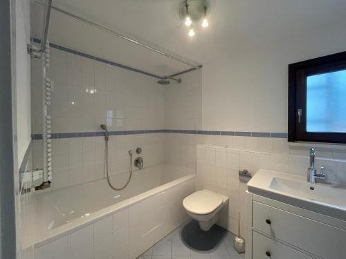 uma casa de banho com uma banheira, um WC e um lavatório. em Zum Hölltor em Überlingen