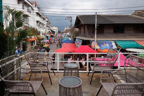 Un restaurante u otro lugar para comer en Pangsuree Art Home
