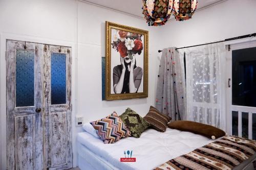Una cama o camas en una habitación de Pangsuree Art Home
