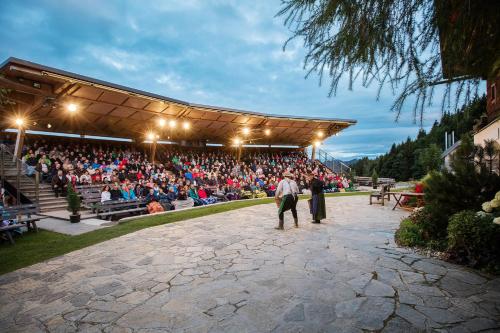 two people standing in front of a crowd at a concert at Naturhotel Bauernhofer in Heilbrunn