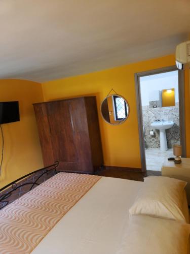 Schlafzimmer mit einem Bett, einem Fenster und einem Waschbecken in der Unterkunft Villa Linda in Dragoni