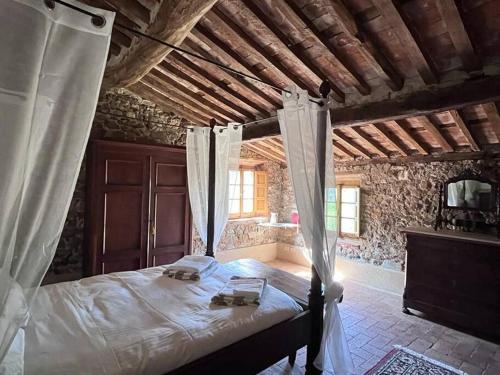 Postel nebo postele na pokoji v ubytování Podere il Giardino - Casa vacanza in casale tipico toscano, con parco e piscina - Lucca