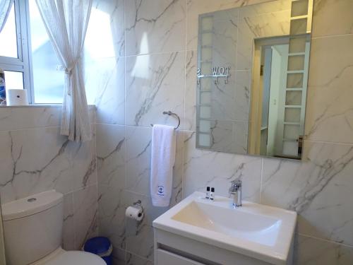 Un baño de Big Skies Guesthouse