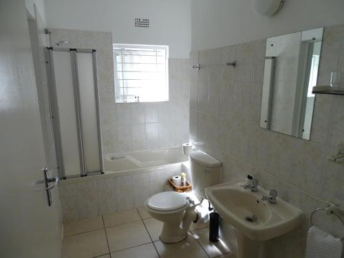 Un baño de Big Skies Guesthouse