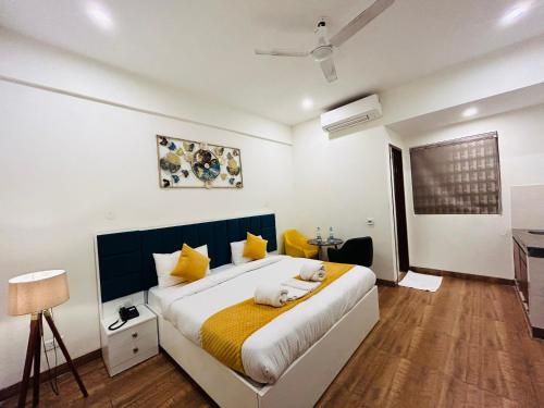 グルガオンにあるAmahi Innのベッドルーム1室(黄色と白の大型ベッド1台付)