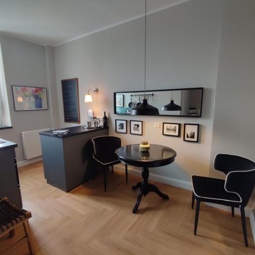 a room with a table and chairs and a counter at Pssst ! Geheimtip in Rüttenscheid in Essen