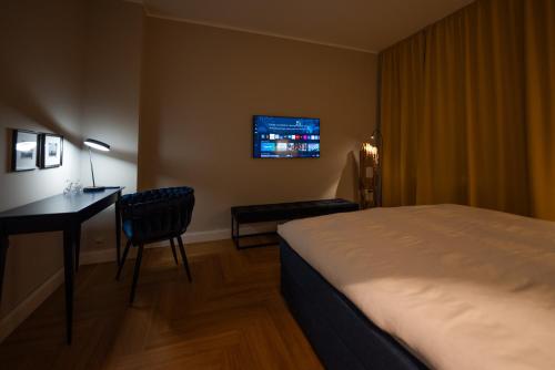 a hotel room with a bed and a desk and a television at Pssst ! Geheimtip in Rüttenscheid in Essen