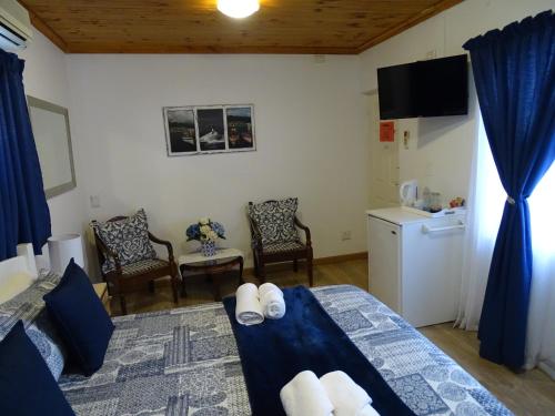 Una cama o camas en una habitación de Big Skies Guesthouse
