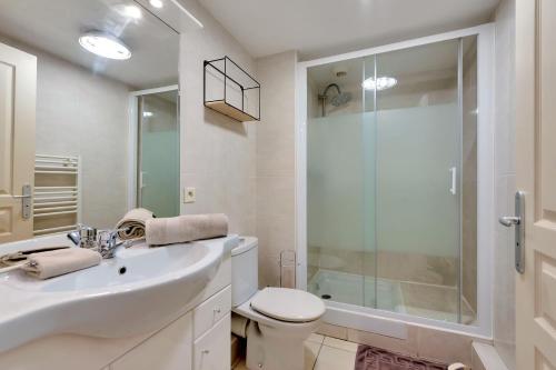 a bathroom with a toilet and a sink and a shower at Eden Blue Wilson - Appt climatisé proche plage in Juan-les-Pins