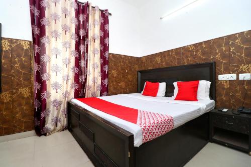 Postel nebo postele na pokoji v ubytování OYO Flagship 18943 Hotel Punjab Residency