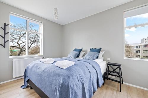 Postel nebo postele na pokoji v ubytování Venture Vacation-Cheerful Down Town Apartment