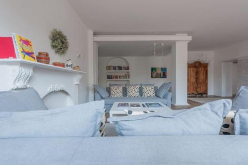una sala de estar con sofás azules y una mesa. en Modern, contemporary flat-15 minutes to Venice, en Mestre