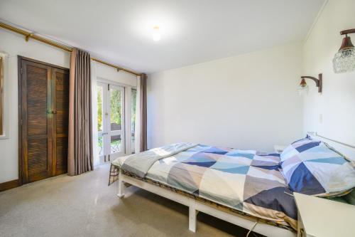 Cama ou camas em um quarto em Cosy Farm Cottage in Pukekohe close to town centre