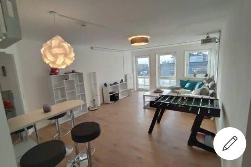 a living room with a table and a couch at Rooftop Apartments - Doppelzimmer in Gemeinschaftsunterkunft (Weinberg R2) in Ulm