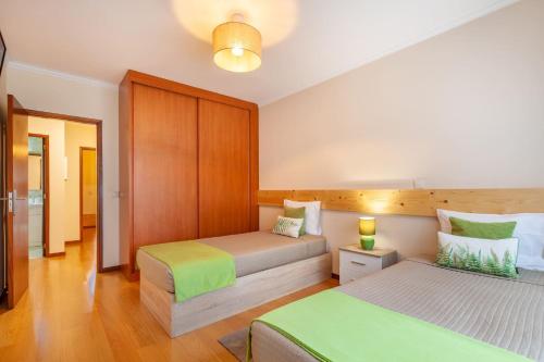 um quarto com duas camas num quarto em Apartamento Hibiscos - Minho's Guest em Braga
