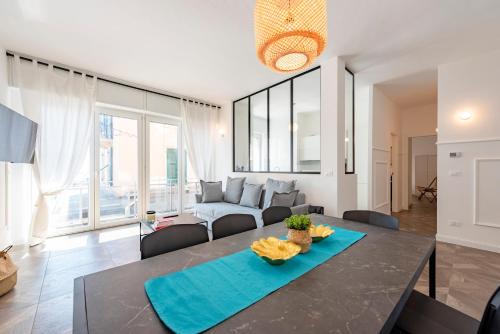 ein Esszimmer und ein Wohnzimmer mit einem Tisch und Stühlen in der Unterkunft JOIVY Beautiful family flat with a Sea View in Rapallo
