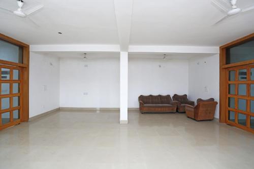 una grande camera con due divani in un edificio di OYO Hotel Kanako International a Bodh Gaya