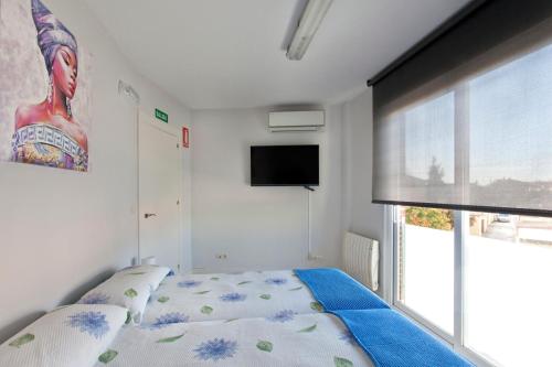 um quarto com uma cama e uma grande janela em Habitur Experiences 2 em Olite