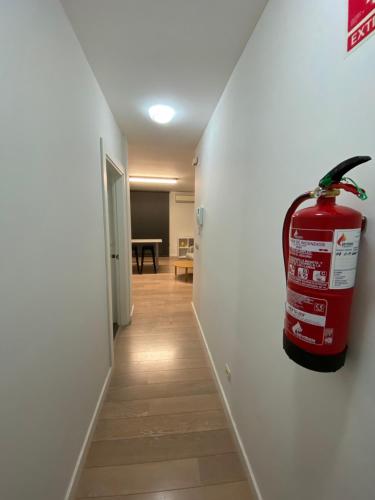 una boca de incendios en la pared de un pasillo en Habitur Experiences 2 en Olite