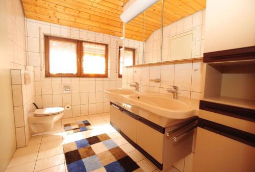 een badkamer met een wastafel en een toilet bij Casa Cara in Baiersbronn