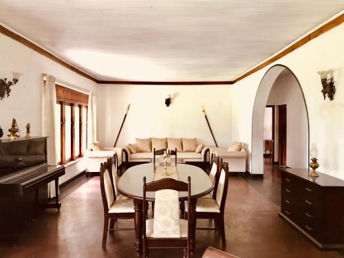 - un salon avec une table et un canapé dans l'établissement Dunwatta House, à Kandy