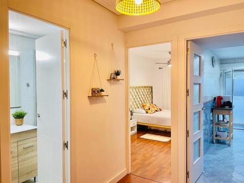 赫塔費的住宿－Apartamento ABRIL en el Centro de Getafe，一间卧室配有一张床,一扇门通往浴室