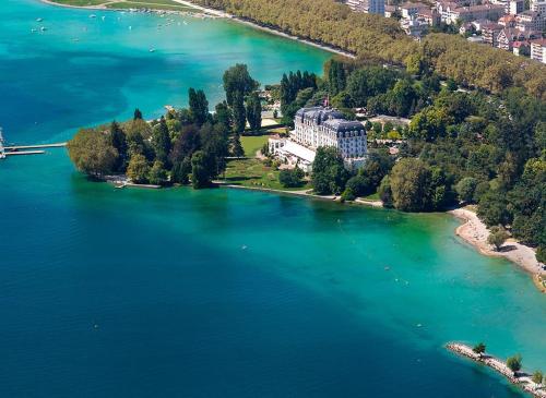 an island in the middle of a large body of water at Studio moderne, place parking privé, emplacement idéal à 100 m du lac. in Annecy