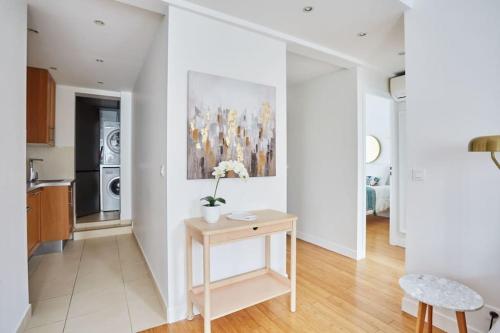 d'un salon avec une table et une peinture murale. dans l'établissement Rent a Room apartments - Degas, à Paris