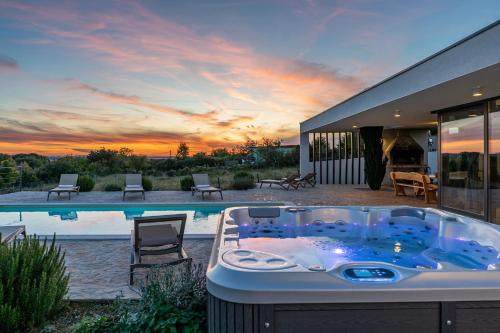 Bazén v ubytování Villa T, spacious with heated pool & jacuzzi nebo v jeho okolí