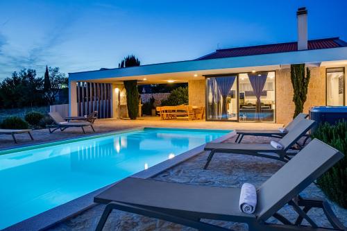 Luxury Spa Villa w Heated Pool, Jacuzzi & Sauna