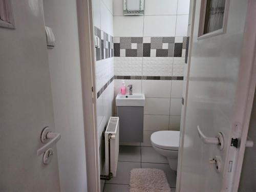 a small bathroom with a toilet and a sink at Restauracja FIN DE SIECLE in Szlichtyngowa