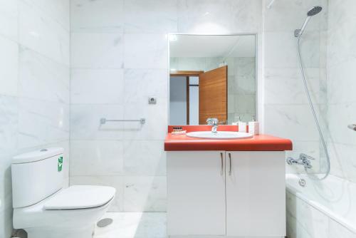 y baño con aseo, lavabo y ducha. en Home2Book Comfy Apartment Las Palmas Center Triana, en Las Palmas de Gran Canaria