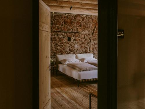 un sofá en una habitación con una pared de ladrillo en 1280 Krone, en Geisingen