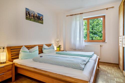 um quarto com uma cama grande e almofadas azuis em Drei-mädelhaus Ambs Wohnung 2 