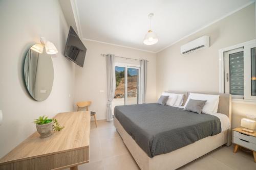 Postel nebo postele na pokoji v ubytování Maritina's Apartments amazing sea view