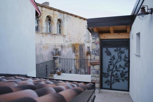 an old building with a door and a balcony at Casa Marinari in Scalea