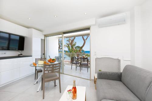 un salon avec un canapé et une table dans l'établissement Fettolina, à Cannes