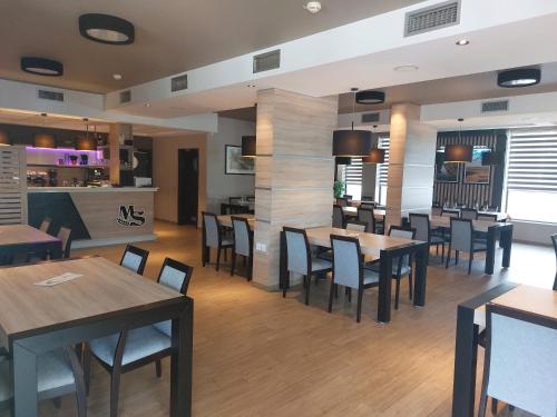 a dining room with wooden tables and chairs at Motel MS in Srpski Itebej