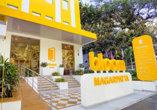 ein Geschäft mit einem gelben mcdonalds-Schild davor in der Unterkunft Bloom Hotel - Magarpatta in Pune
