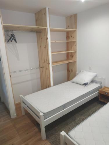 une chambre avec un lit et une étagère dans l'établissement Fred, à Messanges