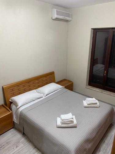 - une chambre avec un lit et 2 serviettes dans l'établissement Domus de Murta, à Pula