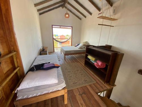 Habitación pequeña con cama y mesa en Chalé Lampião Caraiva, en Caraíva