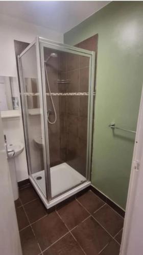 y baño con ducha y puerta de cristal. en Flat in Nottingham, en Nottingham