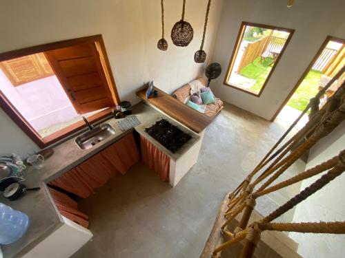 uma vista superior de uma cozinha com um fogão num quarto em Chalé Lampião Caraiva em Caraíva